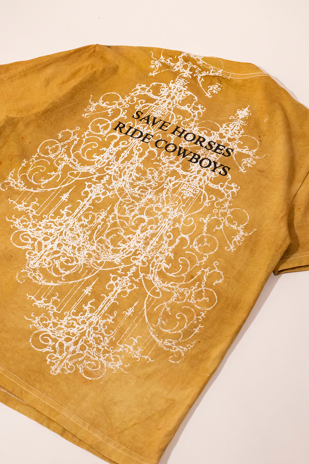 PLAYERA SAVE HORSES MOSTAZA