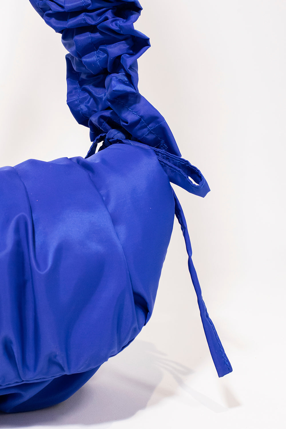 BOLSO PETALO AZUL REY