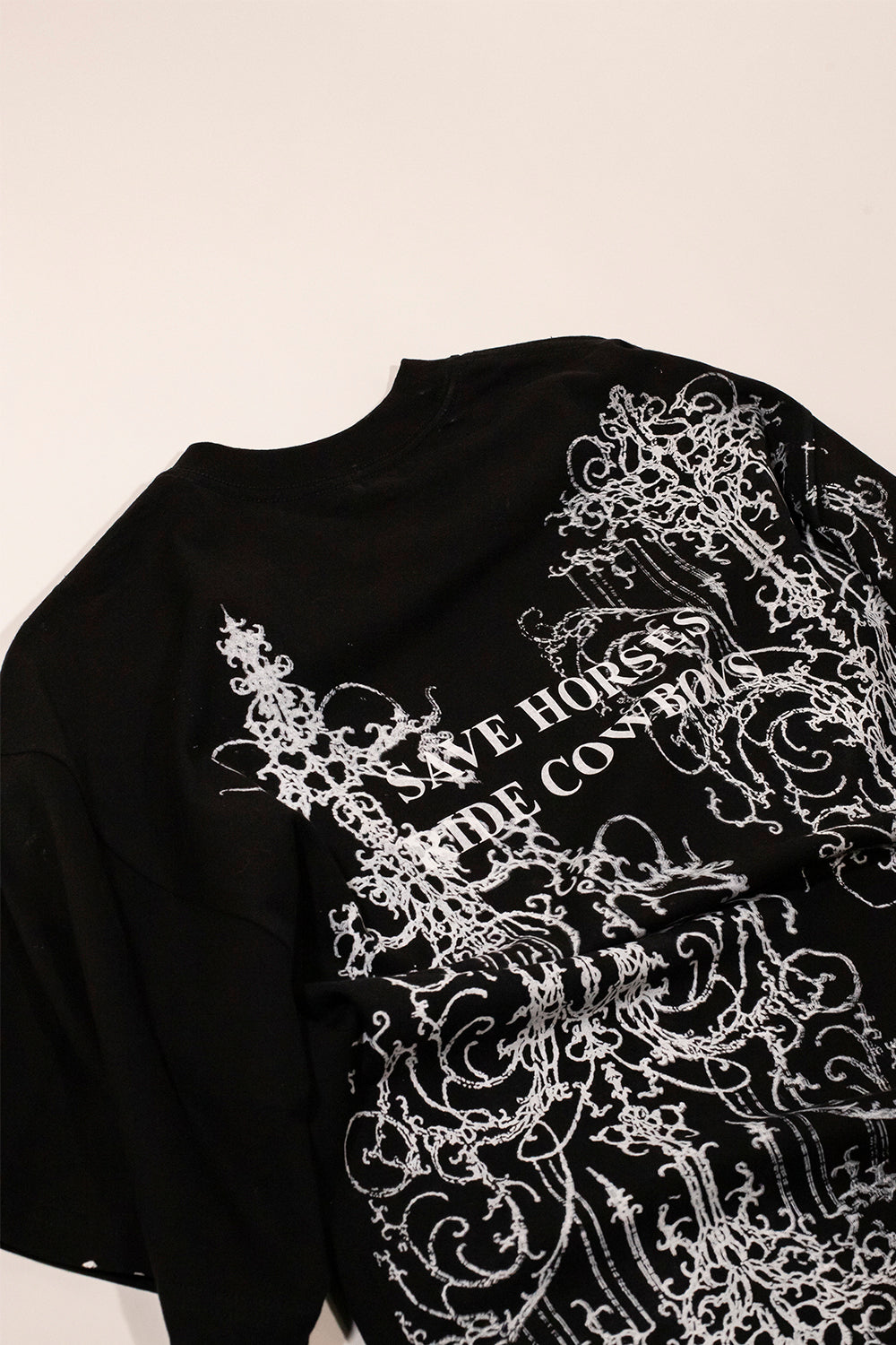 PLAYERA SAVE HORSES NEGRA