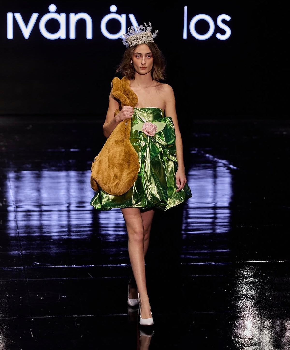 VESTIDO VERDE CON MOÑO