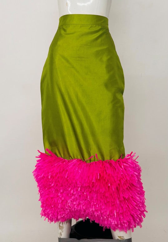 FALDA VERDE CON RUEDO ROSA