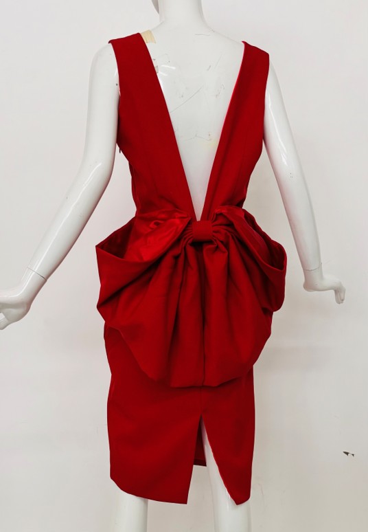 VESTIDO CON MOÑO EN ESPALDA